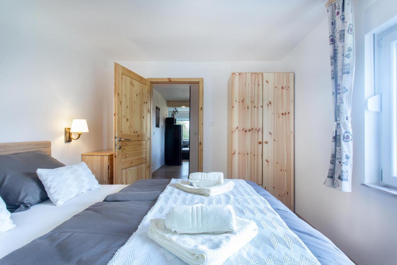 Honey Apartments Zirovnica Eksteriør bilde